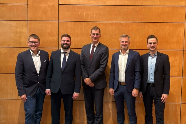 v.r.n.l Adrian Geigenbauer, Marco Capobianco, Bürgermeister Lars Brügner, Kevin Schüller, Morten Dernedde 