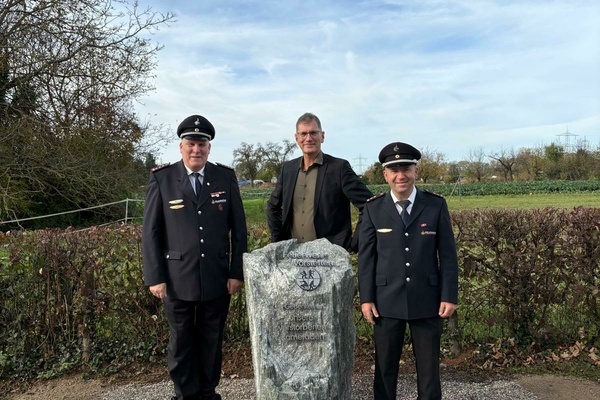 Gedenkstein der Feuerwehr, v.l.n.r. Roland Neininger, Lars Brgner, Sascha Seckinger 