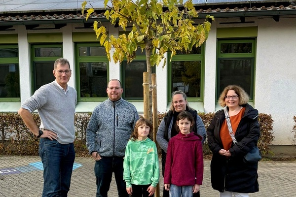 V.l.n.r. hinten: Herr B&uuml;rgermeister Br&uuml;gner, von dem F&ouml;rderkreis Kassenwart Bj&ouml;rn Zacharias, die 1. Vorsitzende Tina Sorgenfrei und die 2. Vorsitzende Alexandra Wolf, vorne: die Sch&uuml;lerinnen Celine und Emma