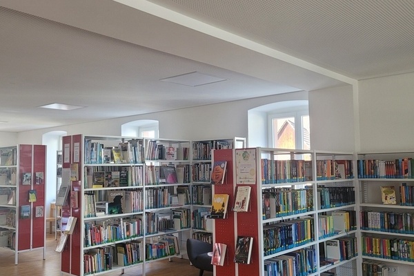 B&uuml;cherei der Gemeinde V&ouml;rstetten, Regale mit B&uuml;chern