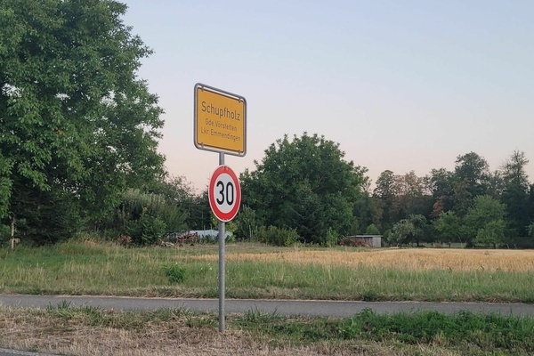  Ortsschild �Schupfholz� neben einem Verkehrsschild, das den Beginn einer Tempo-30-Zone anzeigt.