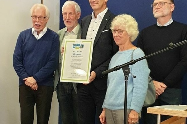 &Uuml;bergabe der Urkunde zur Fairtrade Gemeinde