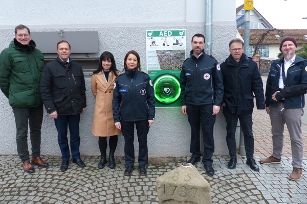 Foto: &copy;Bruno Meyer Personen von links nach rechts: B&uuml;rgermeister Lars Br&uuml;gner, Harald N&uuml;bling (Sparkasse Freiburg-N&ouml;rdlicher Breisgau), Yvonne Ritter (Dorfb&auml;ckerei Ritter), Katja Merz (Bereitschaftsleitung DRK V&ouml;rstetten), Andrej Hog (2. Vorsitzender des